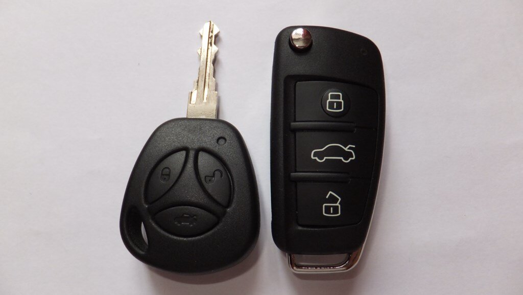 Штатный ключ и новый выкидной.