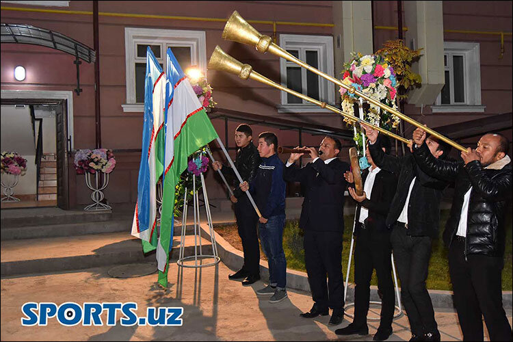 Торжественную церемонию награждения провели у дома, в котором Синдарову выделили квартиру. Фото с сайта Sports.uz
