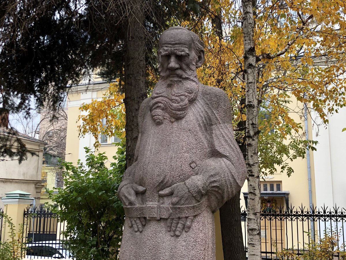 Памятник л н толстому. Памятник льву толстому (Москва, Пречистенка). Ясная Поляна памятник толстому. Памятник льву толстому (Москва, девичье поле). Памятник толстому в Ясной Поляне.