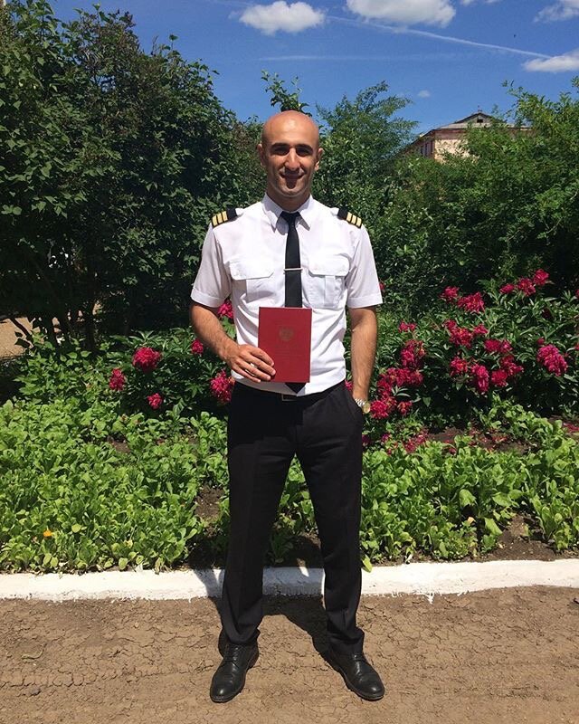 Когда я получал свидетельство бортпроводника, директор нашей школы рассказала мне, что есть маленькая авиакомпания «Когалымавиа», у которой идет ребрендинг. Я решил попробовать. На собеседовании в шутку сказал, что пришел к ним от безысходности и вообще услышал о них буквально вчера. И меня приняли. С тех пор был любимчиком в их службе, мне часто говорили: какие же дагестанцы общительные и харизматичные. А через семь месяцев я стал лучшим бортпроводником и получил награду — сертификат на поездку в любую точку мира. Подарил его сестре. Она тоже бортпроводница, именно она уговорила отца отпустить меня в Москву.