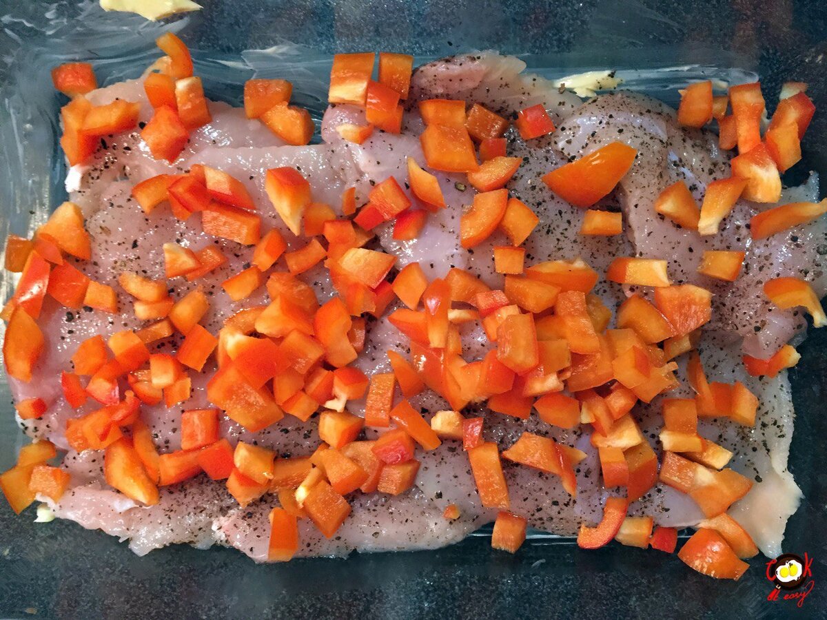 Добавляем нарезанный кусочками перец