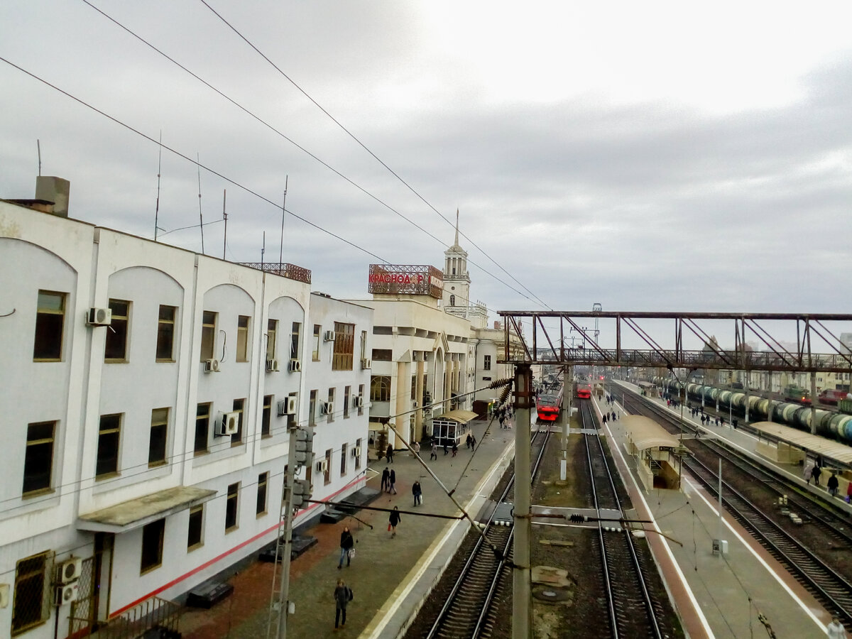 Вид с надземного перехода над железнодорожными путями