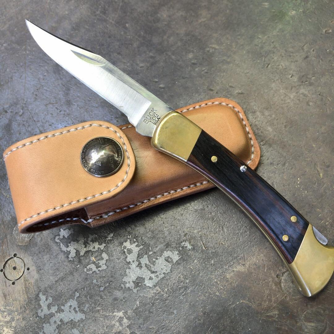 Buck 110 Folding Hunter - каждый нож комплектуется поясным кожаным чехлом.