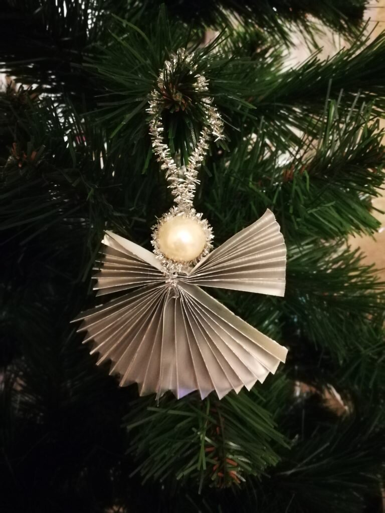 Делаем новогодние украшения из бумаги