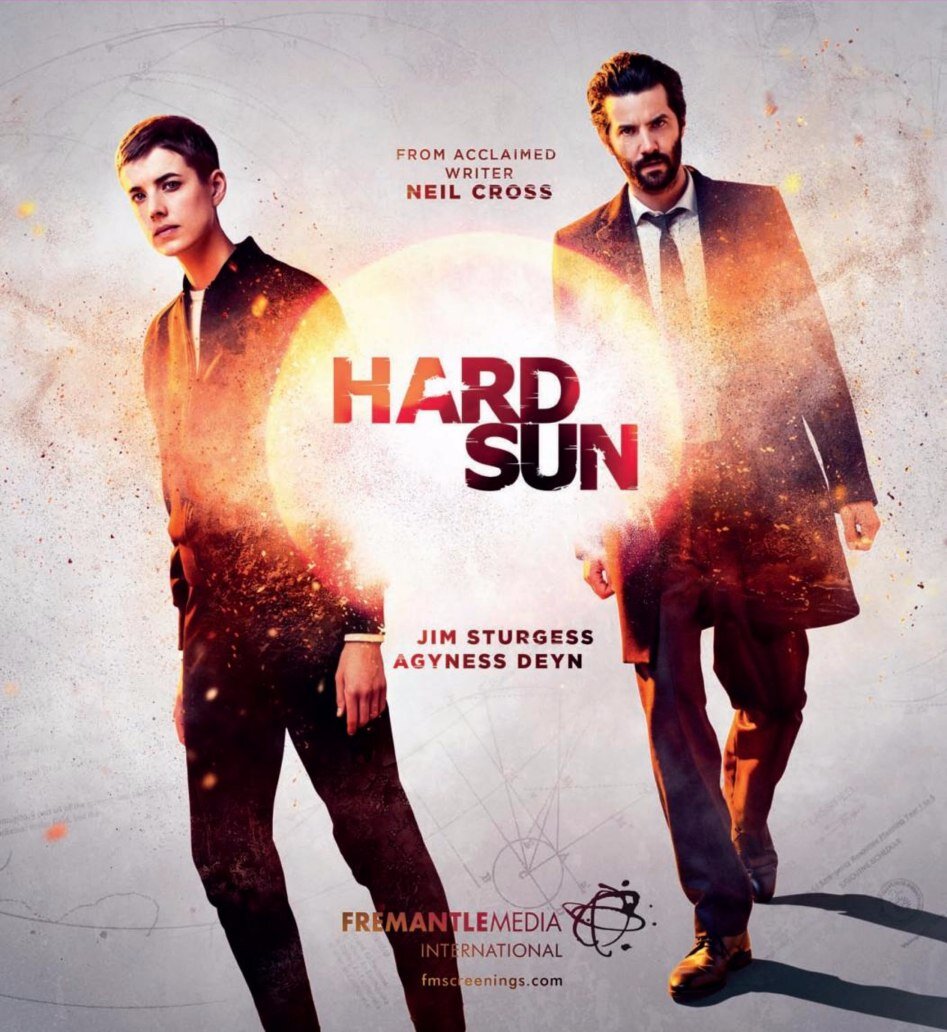 Оценка : 4 из 5.                                                                                                                                                        Английский кинематограф в последние пару лет подобно легендарным «Спитфайрам» штурмует большие и малые экраны по всему миру. И пока этот мир замер в ожидании очередного сезона «Шерлока»,  
Нил Кросс, создатель сериала «Лютер» при поддержке BBC One представил миру новый многосерийный проект с участием известного британского актера Джима Стерджесса. 