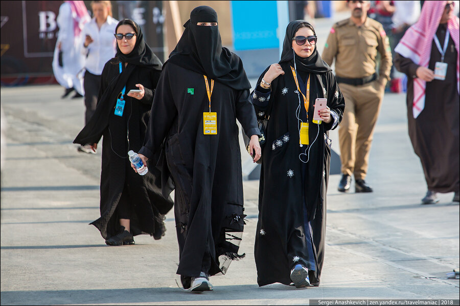 Когда их видишь без всех этих черных одеяний, понимаешь, почему мужья так строго требуют носить строгий хиджаб и от всех прятать лицо.-2