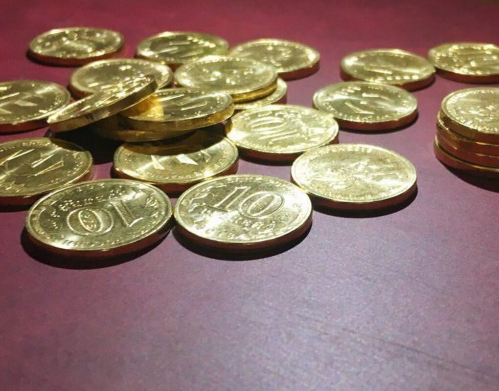 Разменять монеты на купюры. Монета это в экономике. Разменяю монеты. Золотые вещи с монетами. Экономика Монетка.