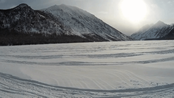
Погода часто вмешивается и добавляет сюрпризов. Ехали кататься на коньках по прозрачному льду Мультинских озер, но выпал снег и получилось снежная поляна