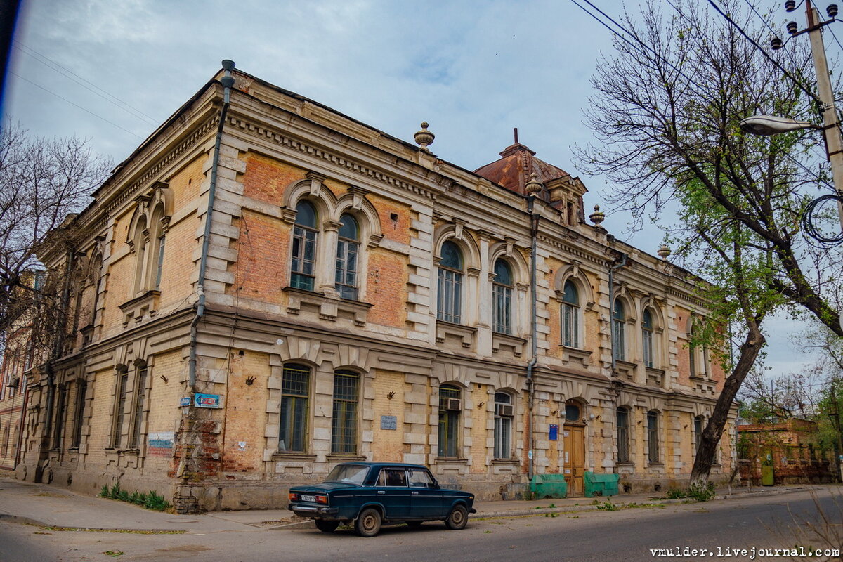 Привет, ребята, вы когда-нибудь ловили приход, не употребляя наркотики? В общем, волею судеб я однажды оказался в Астрахани. Было 5 или 6 часов утра, все хотели спать, и я тоже... но от того, что я увидел вокруг меня понесло в фотоистерический раж. 

Фото 1. 
