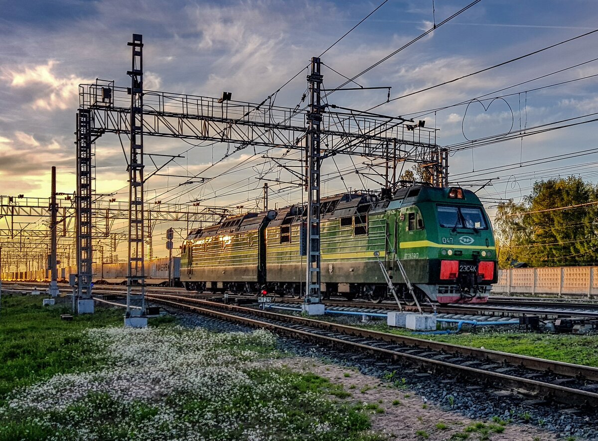 Грузовой двухсекционный электровоз постоянного тока 2ЭС4К на станции Чудово Московское, ОКТ ж.д. Фото: Алексей Алексеев