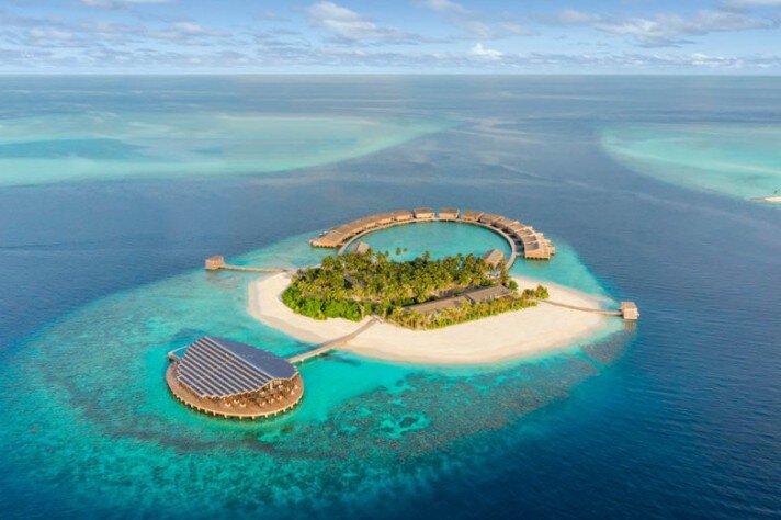 Hotel Kudadoo Private Island Maldives расположен на частном островке в атолле Lhaviyani в Индийском Океане. Чтобы добраться туда, сначала нужно долететь до международного аэропорта Мале.