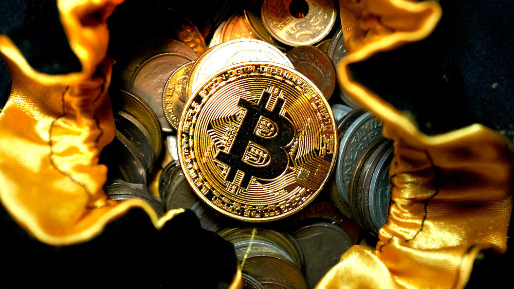 Привет, друг! Сегодня хочу порассуждать на тему криптовалют. А именно на тему того, в какие криптовалюты инвестировать свои сбережения сегодня, если они у тебя, конечно же есть (знаю, что есть 🙂 ).

Стоит ли инвестировать в криптовалюты в 2019 году – это отдельный вопрос. Но с него, пожалуй, и начну своё повествование. А позже дам тебе топ-10 криптовалют, которые, на мой взгляд, имеют хорошие перспективы для роста. Вероятно, они будут выглядеть в нынешнем году чуть лучше рынка. Хотя, это лишь моё субъективное мнение.


 

В какую криптовалюту инвестировать в 2019 году
 

Перспективы криптовалют на 2019 год
Итак, какие же перспективы имеет рынок криптовалют на 2019 год?

Для людей, которые хотя бы немного знакомы с рынком криптовалют, не является секретом, что весь этот рынок движется «в ногу» с биткоином. То есть, когда растёт биткоин, растёт и весь рынок. И, наоборот, когда биткоин падает – падает и рынок криптовалют.

Какой из этого можно сделать вывод? А вывод заключается в том, что проанализировав график движения цены на биткоин, и сделав на основе этого анализа прогнозы, можно применить эти прогнозы ко всему рынку в целом.
 

Прогноз цены биткоина на 2019 год
Хорошо, ну а какие перспективы имеет в 2019 году биткоин? Если сравнить графики цены биткоина за 2014 и за 2018 год, то можно увидеть, что последний график почти на 100% повторяет движения 2014 года.
 
Биткоин 2014vs2018
 
Таким образом, можно предположить, что в 2019 году биткоин будет вести себя подобно тому, что мы видели в 2015 году. Я верю в то, что это вполне вероятно. Ведь график движения цены отражает психологию поведения «толпы», а психология эта всегда примерно одинакова.

Если график движения цены в 2019 будет повторять график 2015 года, то «дно» мы увидим уже в апреле этого года (предполагаю, что биткоин в это время опустится до отметки в 2 000$), после чего вплоть до конца года цена будет в боковом тренде (2 000 – 3 500$). Рост, в таком случае, начнётся только в 2020 году.

Таким образом, получается, что каких-то невероятных «иксов» в этом году от криптовалют ждать, скорее всего, не стоит. Хорошо, если не окажешься в минусе.

Если тебе всё же не терпится инвестировать в криптовалюту именно в 2019 году (что, если смотреть в долгосрочной перспективе, является вполне адекватной идеей), то вот тебе топ-10 криптовалют, которые в 2019 году, на мой взгляд, будут смотреться чуть лучше рынка. Ведь даже на падающем рынке всегда есть активы, показывающие рост.

На графиках:
 

зелёная кривая — курс к доллару
оранжевая кривая — курс к биткоину
 

Топ-10 криптовалют на 2019 год
 

Ripple

Ripple
 
Тикер: XRP

Старт проекта: 2012 год

Цена за монету на момент публикации статьи: около $0.3

Капитализация на момент публикации статьи: свыше $12 млрд
 
График Ripple
 
Данная монета не является криптовалютой в чистом виде, так как является централизованной. Однако, это не мешает ей иметь огромную популярность у инвесторов. На падающем рынке Ripple смог отвоевать у такого гиганта как Ethereum второе место в рейтинге капитализации, что говорит о силе данной монеты.

Ripple продолжает внедряться в мировую банковскую систему. Уже сегодня технологию xRapid используют такие крупнейшие финансовые корпорации, как Национальный Банк Абу-Даби, банк Santander и крупнейший швейцарский финансовый холдинг — UBS, а крупнейшая криптовалютная биржа Binance планирует интегрировать данную технологию в этом году. В 2019 году компания планирует заключить ещё несколько крупных контрактов, которые, несомненно, должны оказать токену существенную поддержку на рынке.

Преимущества Ripple перед другими криптовалютами:
 

токен легализован и находится в правовом поле
система имеет низкую комиссию за переводы – 0.00001 XRP
низкое время подтверждения транзакции (всего 4 секунды, тогда как у биткоина оно составляет от 1 часа)
ограниченная эмиссия и дефляционная модель системы
 
Основным недостатком монеты является её централизованность.

Преимущества явно перевешивают недостатки, а это значит, что Ripple – это «must have» для любого криптоинвестора.
 

EOS

EOS
 
Тикер: EOS

Старт проекта: 2017 год

Цена за монету на момент публикации статьи: около $2.6

Капитализация на момент публикации статьи: свыше $2 млрд
 
EOS график
 
EOS – это одна из самых популярных блокчейн-платформ для смарт-контрактов. Монета похожа на Ethereum, но превосходит его в техническом плане по многим параметрам. Главное преимущество заключается в быстродействии сети. Разработчики уделяют большое внимание масштабируемости, что делает криптовалюту EOS достаточно перспективной.

А ещё все транзакции в сети являются бесплатными! Ну разве не чудо? 🙂

Монета прекрасно успела зарекомендовать себя на рынке, что подтверждается 5 местом по капитализации среди всех криптовалют мира. Определённо, EOS имеет хорошие шансы в будущем показать многократный рост.
 

Binance Coin

Binance Coin
 
Тикер: BNB

Старт проекта: 2017 год

Цена за монету на момент публикации статьи: около $8.4

Капитализация на момент публикации статьи: свыше $1 млрд
 
Binance Coin график
 
Binance Coin – это внутренний токен одной из крупнейших мировых бирж криптовалют — Binance. Перечислю основные преимущества монеты, которые будут способствовать спросу со стороны инвесторов, а значит и росту её цены:
 

монета является дефляционной – периодически биржа выкупает часть монет с рынка и сжигает их
позволяет экономить на, и без того, небольших комиссиях биржи Binance
позволяет увеличить доход от партнёрской программы Binance в 2 раза (необходимо иметь от 500 BNB)
 
Если посмотреть на график цены данной монеты в биткоинах, то видно, что по отношению к биткоину данная криптовалюта находится в восходящем тренде.

Binance Coin сейчас находится на 10 строчке по капитализации. Это свидетельствует о том, что монета хорошо себя зарекомендовала и чувствует себя на рынке очень уверенно. Однозначно, имеет все шансы стать одной из самых прибыльных криптовалют 2019 года.
 

Stellar

Stellar
 
Тикер: XLM

Старт проекта: 2015 год

Цена за монету на момент публикации статьи: около $0.08

Капитализация на момент публикации статьи: свыше $1.5 млрд
 
Stellar график
 
Stellar – это форк Ripple. Разработчики постарались эдакий «Ripple без недостатков». Как я уже говорил, основным недостатком Ripple является централизованность. Именно от него, в первую очередь, разработчики и избавились, сделав Stellar децентрализованным.

В 2017 году Stellar удалось добиться партнёрства с IBM. Такое партнёрство, безусловно, делает эту монету довольно привлекательной для инвесторов.

На платформе Stellar можно проводить ICO, и по результатам 2018 года её даже признали самой быстрорастущей ICO-площадкой.

В сентябре 2018 года разработчики запустили криптовалютную биржу Stellar X, главными особенностями которой являются полное отсутствие комиссий и поддержка фиатных денег.

Главным недостатком Stellar, пожалуй, можно считать инфляционную модель системы – каждый год генерируется дополнительный миллиард токенов.

Хотя Stellar и удалось стать «доработанной версией Ripple», такой широкой популярности, как у его «старшего брата» ему снискать пока не удалось. Вероятно, децентрализованность системы, которой разработчики так стремились добиться, отпугивает банкиров, что мешает широкому распространению системы в банковскую сферу. Хотя, работа в этом направлении ведётся.

Монета находится на 9 месте по капитализации среди всех криптовалют мира. Однозначно, рекомендуется к добавлению в криптопортфель.
 

IOTA

IOTA
 
Тикер: MIOTA

Старт проекта: 2015 год

Цена за монету на момент публикации статьи: около $0.28

Капитализация на момент публикации статьи: свыше $750 млн
 
IOTA график
 
Особенностью данной криптовалюты является технология, на которой она основана. Технология эта носит название «антициклический граф» и является альтернативой технологии «блокчейн».

Главным преимуществом IOTA является возможность использования её для реализации «интернета вещей». Среди партнёров IOTA сегодня уже имеются промышленные гиганты, как, например, немецкий производитель бытовой техники — BOSH.

За 2018 год данная валюта довольно сильно потеряла в цене, что делает её сейчас крайне привлекательной для инвестирования.
 

NEO

NEO
 
Тикер: NEO

Старт проекта: 2014 год

Цена за монету на момент публикации статьи: около $7.7

Капитализация на момент публикации статьи: свыше 450 млн
 
NEO график
 
NEO называют «китайским эфириумом» за схожесть с именитой криптовалютой Виталика Бутерина, и за огромную популярность в Поднебесной. Однако, при этом, блокчейн NEO в 650 раз быстрее блокчейна Ethereum.

Преимущества NEO:
 

за хранение монеты начисляется криптовалюта GAS, являющаяся «топливом» NEO
имеет большую популярность в Китае, и сотрудничает с его властями
пользуется доверием таких гигантов, как AliBaba и Microsoft, инвестировавших в него деньги
за 2018 год монета сильно упала в цене, что говорит о её недооцененности и инвестиционной привлекательности
 
Главным недостатком NEO является её «псевдо-децентрализованность». То есть, разработчиками она заявляется как децентрализованая, а на деле она является очень даже централизованной.

В целом, монета смотрится сегодня довольно привлекательно, и вполне в этом году может пойти выше рынка.
 

NEM

NEM
 
Тикер: XEM

Старт проекта: 2015 год

Цена за монету на момент публикации статьи: около $0.04

Капитализация на момент публикации статьи: свыше $350 млн
 
NEM график
 
В отличие от того же NEO, платформа NEM является по-настоящему децентрализованной. Данная валюта получила очень широкую популярность в Японии, где она является второй криптовалютой после биткоина.

Большим успехом для NEM стало сотрудничество с мессенджером WeChat, аудитория которого составляет порядка 1 миллиарда человек.

Добыча криптовалюты NEM основана на уникальном алгоритме Proof-of-Importance («доказательство важности»), при котором вознаграждение в виде токенов XEM начисляется активным участникам системы.

Платформа NEM позволяет создавать «корпоративные блокчейны», то есть создавать внутри отдельно взятой компании собственную закрытую криптосистему, подключённую к общей сети NEM.

Безусловно, данная монета является довольно недооценённым и перспективным активом на ближайший год.
 

Verge

Verge
 
Тикер: XVG

Старт проекта: 2014 год

Цена за монету на момент публикации статьи: около $0.006

Капитализация на момент публикации статьи: свыше $90 млн
 
Verge график
 
Главная особенность Verge – это высокая степень анонимности транзакций. Причём, пользователь волен сам выбирать, какие транзакции совершать анонимно, а какие – не анонимно.

Монета также известна тем, что её принимают к оплате такие крупнейшие порносайты, как PornHub и Brazzers.

За 2018 год цена монеты упала в десятки раз, что делает её очень привлекательной для инвестиций.

Анонимность – это то, за что многие готовы платить. Поэтому, считаю, что Verge является хорошим кандидатом для добавления в любой криптопортфель.
 

Waves

Waves
 
Тикер: WAVES

Старт проекта: 2016 год

Цена за монету на момент публикации статьи: около $2.6

Капитализация на момент публикации статьи: свыше $250 млн
 
Waves график
 
Российская разработка, представляющая из себя уникальную экосистему для краудфандинга. На платформе Waves любой желающий может, буквально в пару кликов, выпустить свою собственную криптовалюту, которая будет котироваться на внутренней бирже Waves Decentralized Exchange.

Интересной и привлекательной особенностью является уникальный алгоритм добычи криптовалюты – Leased Proof-of-Stake. Он заключается в том, что награду в виде токенов Waves можно получать, сдавая свои токены Waves в аренду. При этом, токены даже не нужно никуда переводить – они остаются лежать на твоём кошельке.

Очень позитивным фактором является запланированный на этот год старт проетка Vostok. Главной миссией этого проекта будет запуск крупномасштабной блокчейн-площадки для реализации проектов крупного бизнеса и внедрения в государственные институты. Соглашение о сотрудничестве с Vostok подписала государственная корпорация «Ростех».

Главной особенностью Waves, на мой взгляд, является ориентированность на широкую аудиторию. В отличие от многих других платформ, чтобы создать свою криптовалюту на платформе Waves, не нужно обладать навыками программиста. Всё достаточно просто и удобно. И это касается всех аспектов Waves. Они успешно продвигают блокчейн в «массы». И это, на мой взгляд, абсолютно правильная стратегия, которая будет способствовать росту популярности площадки, а значит и росту цены токена.
 

Cardano

Cardano
 
Тикер: ADA

Старт проекта: 2017 год

Цена за монету на момент публикации статьи: около $0.04

Капитализация на момент публикации статьи: свыше $1 млрд
 
Cardano график
 
Замыкает рейтинг перспективных криптовалют проект Cardano. Эту монету прозвали «японским эфириумом» из-за схожести технологий и большой популярности в Японии. Однако, из-за двухуровневого блокчейна, на котором основана система, он является более надёжным. Блокчейн Cardano легко масштабируется.

Данная монета прекрасно зарекомендовала себя на рынке и выглядит на сегодняшний день довольно перспективно.
 

Мониторинг доходности портфеля из данных криптовалют
Эксперимента ради я создал 2 виртуальных портфеля криптовалют. В один добавил монеты из данного рейтинга (примерно в равными долями), а в другой – монеты из топ-10 по капитализации (тоже в примерно равной пропорции).

Вот ссылки на портфели:
 
Портфель «Топ-10 по капитализации» — cryptocompare.com/portfolio-public/?id=433007

Портфель «Топ-10 от Альфаинвестора» — cryptocompare.com/portfolio-public/?id=433008
 
При сравнении доходностей смотрим на проценты в параметре «Portfolio Change», выбрав период «All» (т.е. с момента создания портфелей 07.02.2019).
 
Мониторинг криптопортфеля
 
При создании портфелей цены покупки указывал, какие смог найти. Поэтому, думаю, что справедливо будет учесть погрешность. Около 5% учитывай, вряд ли там больше.
 

Где купить криптовалюты
Все эти криптовалюты можно купить на бирже Binance. Счёт на данной бирже можно пополнить только криптовалютой, поэтому рекомендую изначально воспользоваться обменником Bestchange. Через него можно купить, например, Ripple, оплатив покупку с любой удобной для тебя платёжной системы, будь то Яндекс Деньги, карта Сбербанка или что-то ещё.
 
Где купить криптовалюту
 
Предварительно нужно будет зарегистрироваться на Binance, чтобы получить адрес кошелька, который нужно будет указать при первоначальной покупке криптовалюты через Bestchange.

Когда криптовалюта поступит на кошелёк на бирже Binance, можно будет обменять её там на те криптовалюты, которые тебя интересуют.
 

Заключение
Данный рейтинг – это всего лишь мой субъективный взгляд на сегодняшний рынок криптовалют. Из-за ограниченного количества мест в рейтинге, в него не попали многие достойные криптовалюты.

Действительно ли криптовалюты из рейтинга проявят себя хорошо в этом году – покажет время.

А какие криптовалюты, на твой взгляд, достойны внимания в этом году? Напиши в комментариях свой рейтинг.