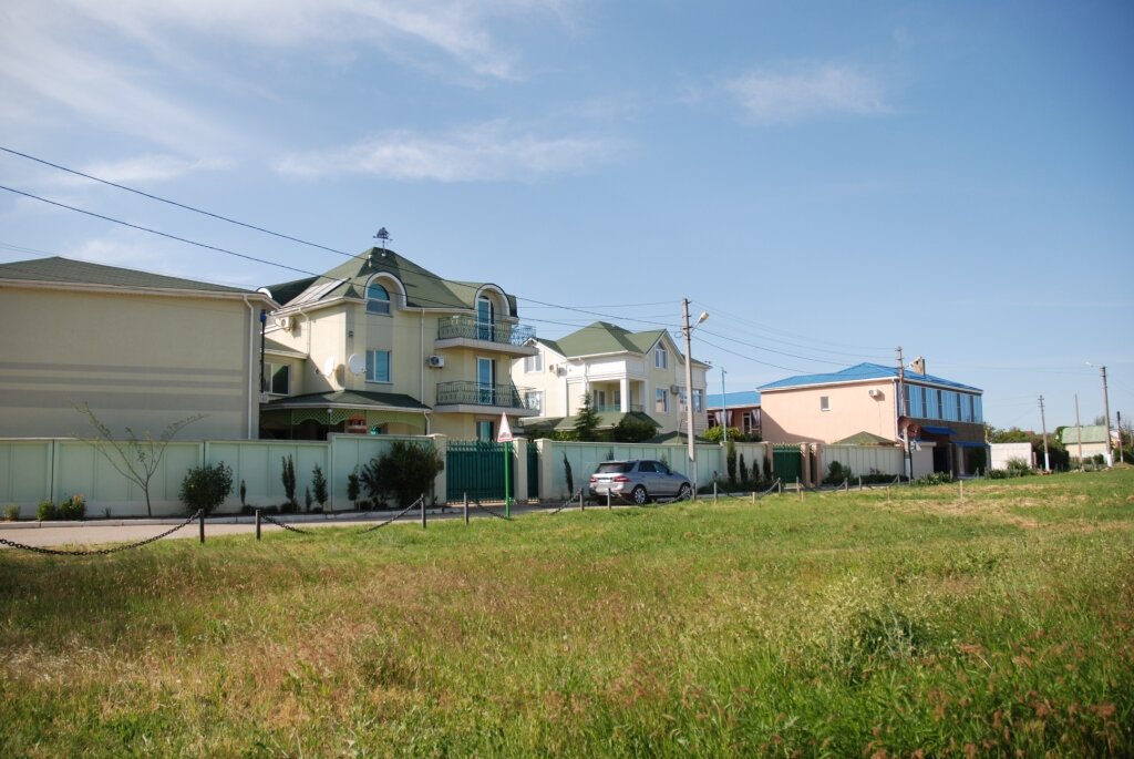 
Героевское – место с богатым историческим прошлым, о котором можно узнать посетив музей эльтигенского десанта. Символ Героевского – памятник в форме паруса – как раз напоминает всем о прошедших здесь боях. 