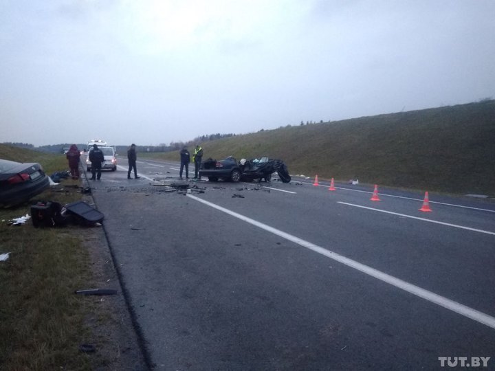 Лобовое столкновение Mazda и Volkswagen произошло 27 октября 2018 г. на трассе Минск — Молодечно возле Радошковичей. Фото: tut.by