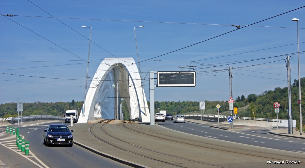 2. Мост строился с 2010 по 2014 г., представляет собой стальной арочный мост с четырьмя полосами движения для автомобилей, двумя пешеходными дорогами и трамвайными путями.