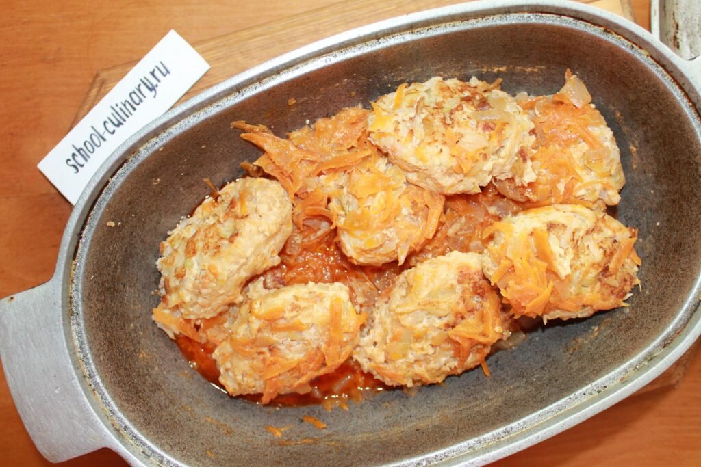 Голубцы ленивые вегетарианские. Ленивые голубцы с капустой и фаршем в духовке. Приготовление котлет. Приготовить ленивые голубцы с фаршем на сковороде. Ленивые голубцы с капустой в духовке.