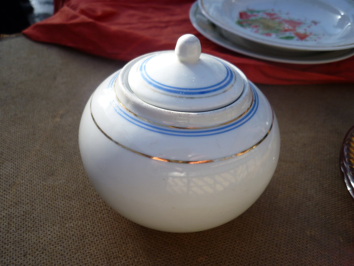 Вот вроде бы как обычная сахарница, которых по всему Союзу было полно и до наших дней осталась тьма.