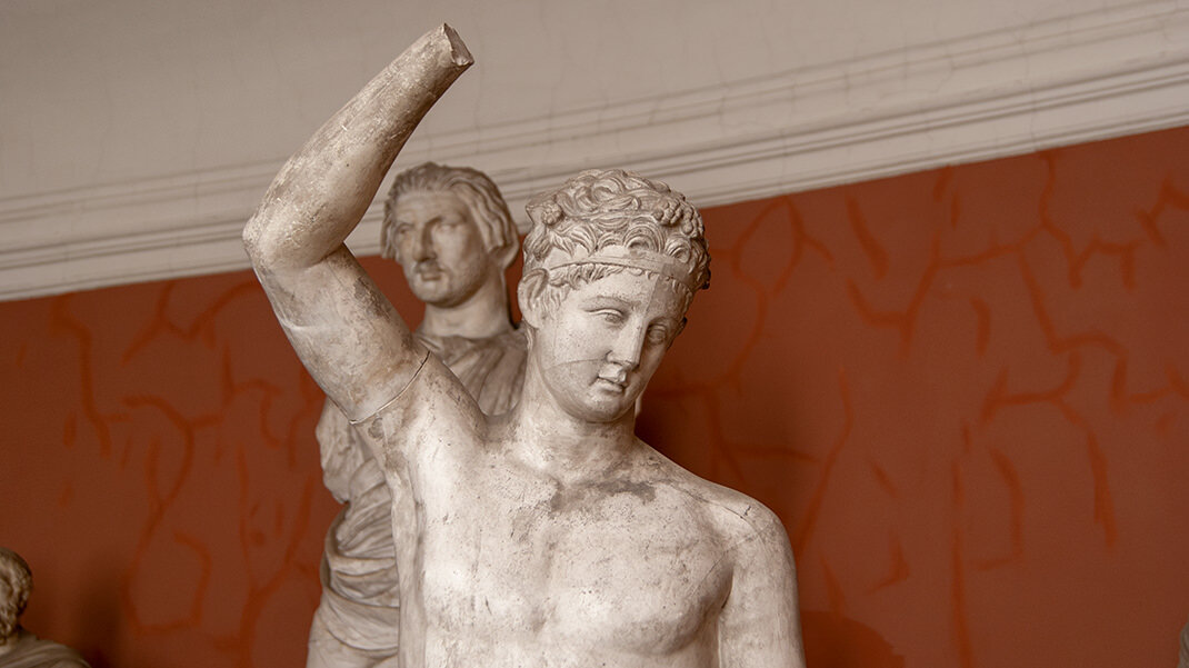 Сатир вино. Совиньон блан rapaura. Бокал с гравировкой антистресс. Вино сатир совиньон блан 0. Сатир с вином.