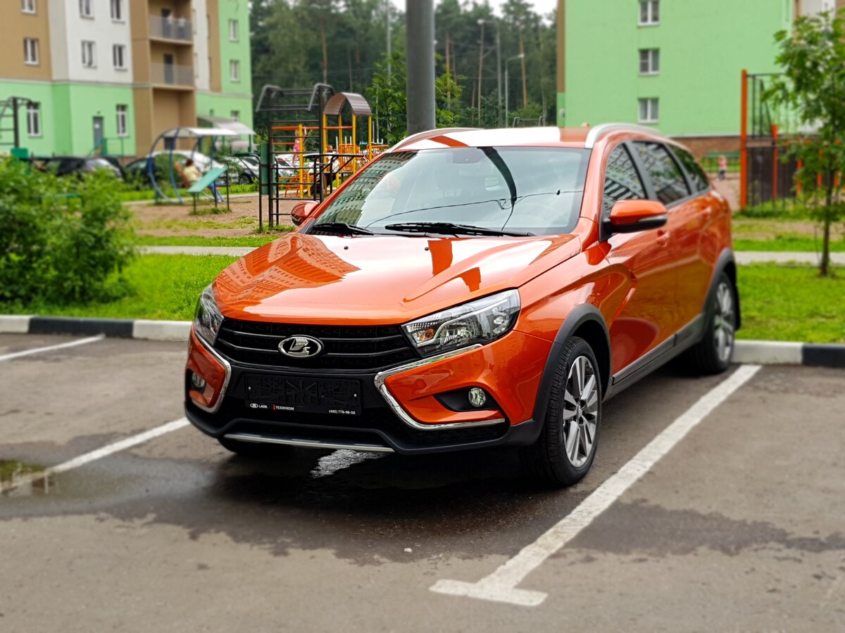 Чистый автомобиль производит вау-эффект. Не знаю, за что ругают дизайн (именно дизайн, а не практичность!) боковых выштамповок, но все линии сделаны чётко и гармонично. Всё выглядит на своём месте.