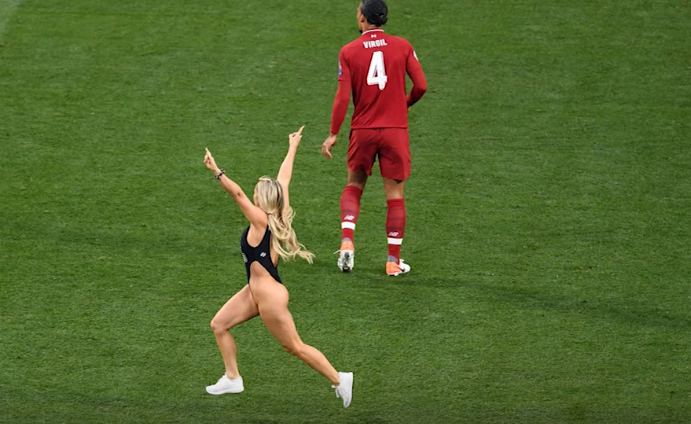 На 18-ой минуте матча, на поле выбежала полуголая блондинка, которая пробежалась к центральному кругу поля.