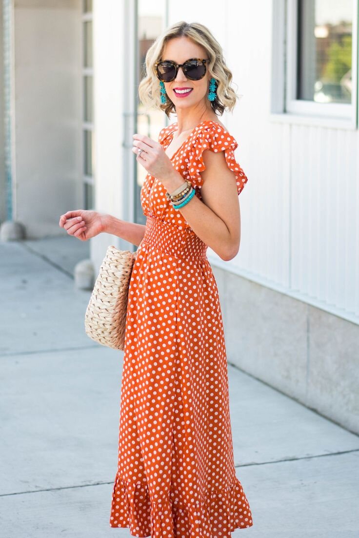 Платье в горошек – это неустаревающий тренд, который находится вне моды