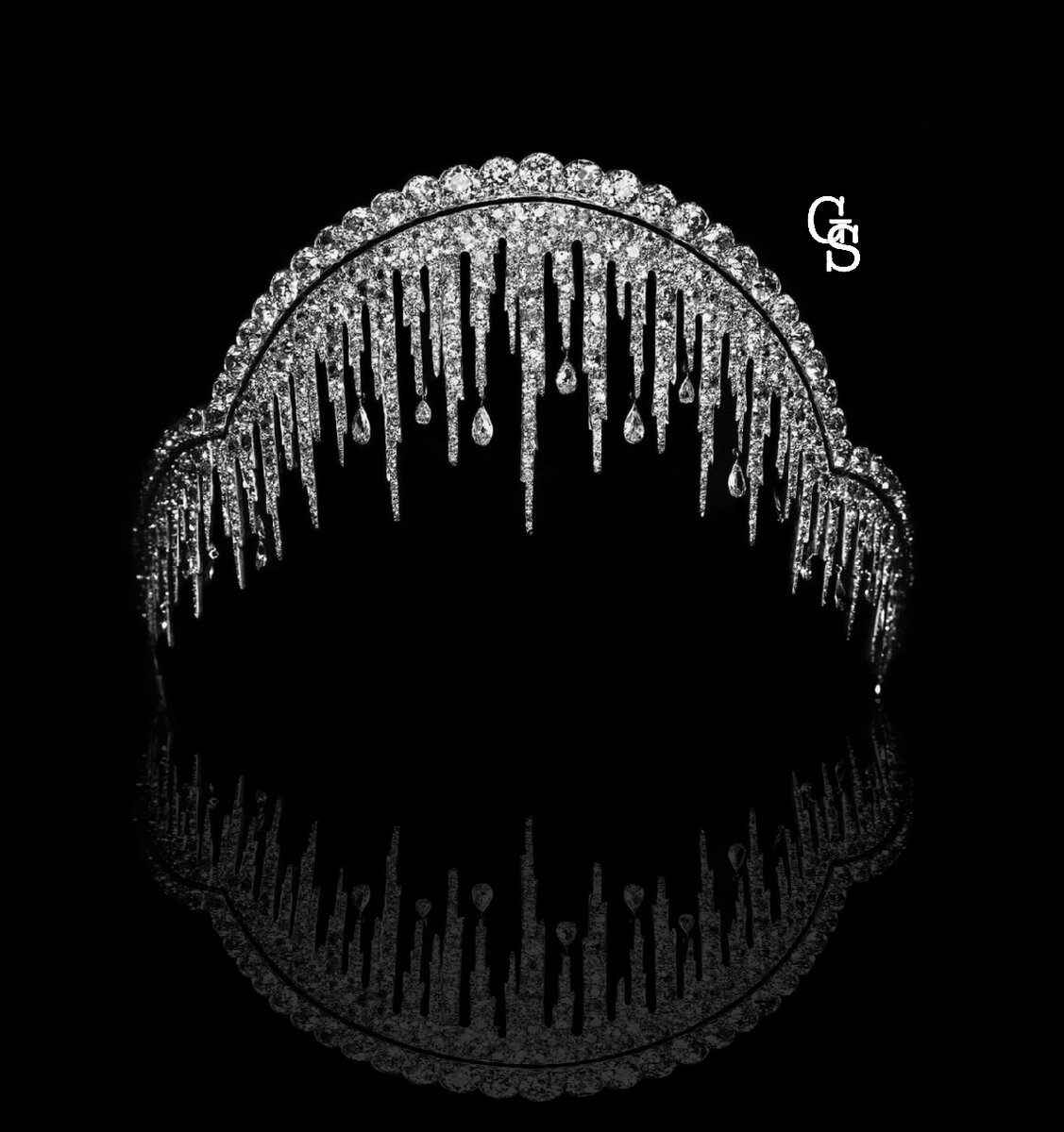 Платиновая сталактитовая тиара создана для маркиза де Люберсака в 1904 году. Бриллиантовые сталактиты вспыхивают при малейшем колыхании, а бриллиантовые капельки, кажется, вот-вот сорвутся вниз))