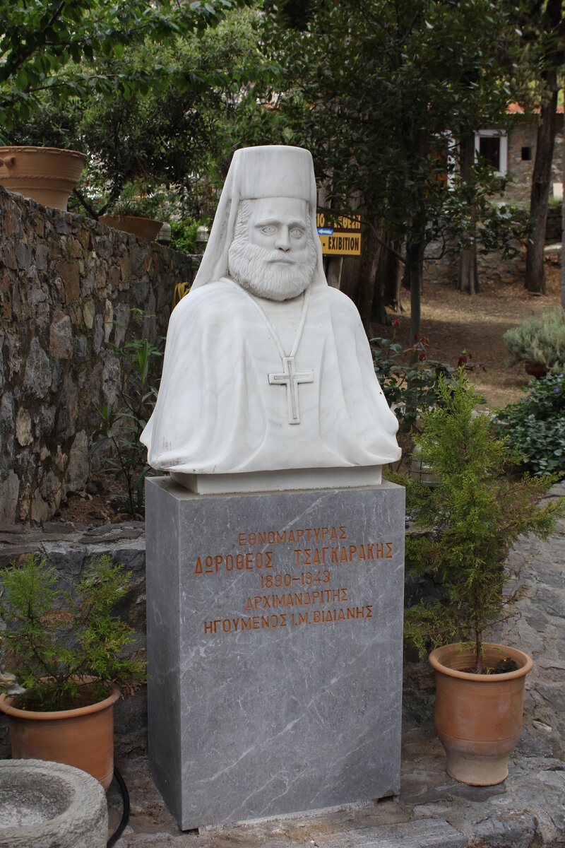 Монастырь. Памятник настоятелю 