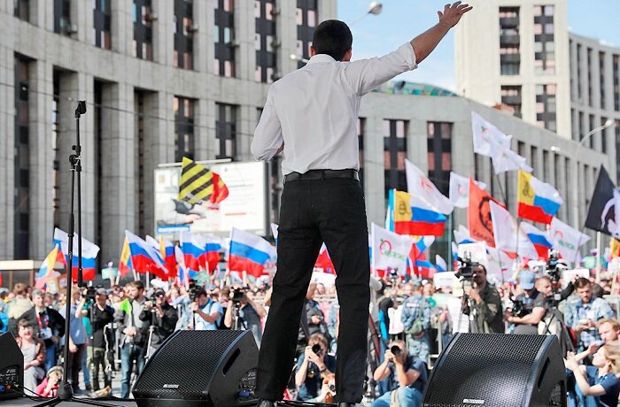 Впервые такие выборы оказались в центре внимания. Московская городская Дума (в городе нет муниципального совета) состоит из 45 депутатов, которые избираются в различных округах российской столицы, и выступает в качестве законодательного органа, уполномоченного принимать голосованием муниципальные законы и утверждать бюджет, составивший в 2019 году 2,6 триллиона рублей (почти 37 млрд евро). Но в состав Мосгордумы входят только 7 депутатов от "официальной" оппозиции (состоящей из КПРФ и ЛДПР) и нет ни одного депутата от "внесистемной" оппозиции, поэтому она стала регистрационной палатой для решений мэра Сергея Собянина. Во время последних выборов в 2014 году уровень явки едва достиг 20%", - указывает автор статьи.