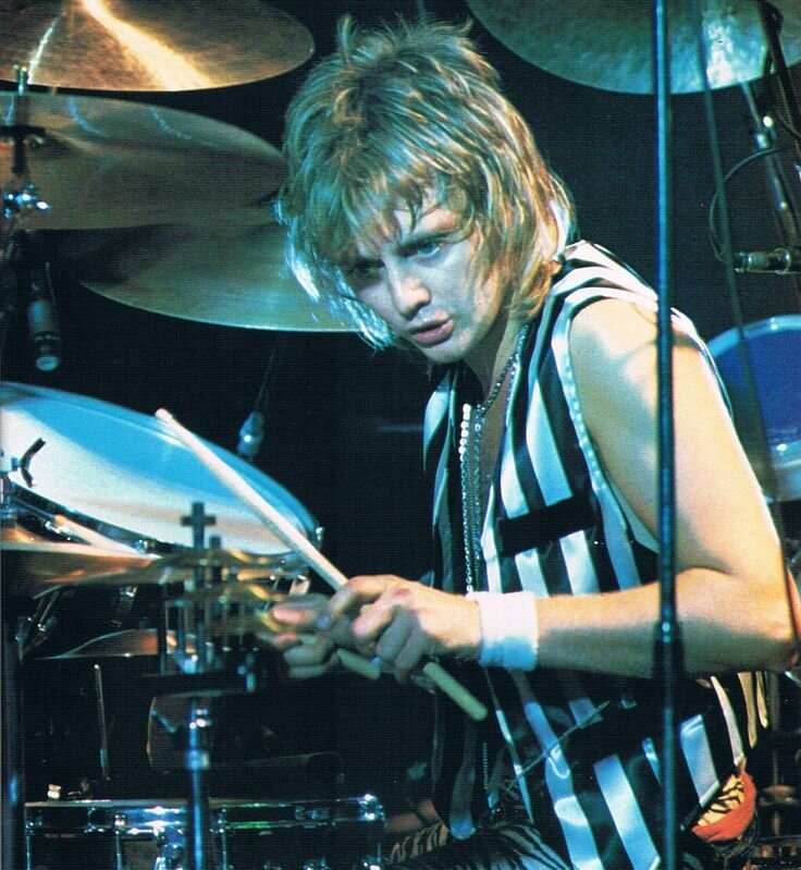 Роджер Тейлор за барабанной установкой