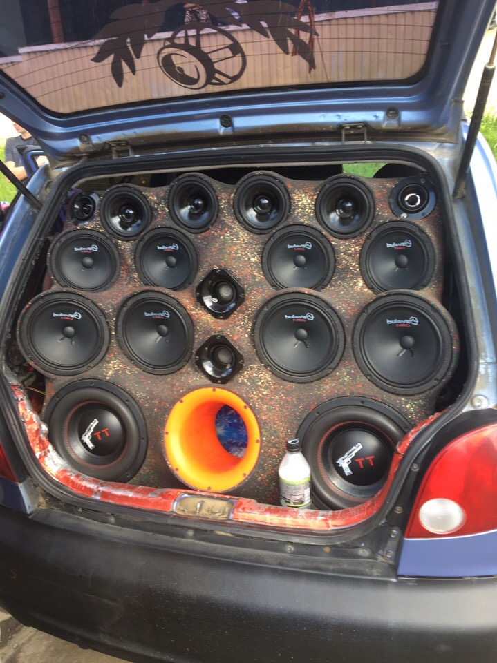 Маленький Матиз напичкан различными динамиками.