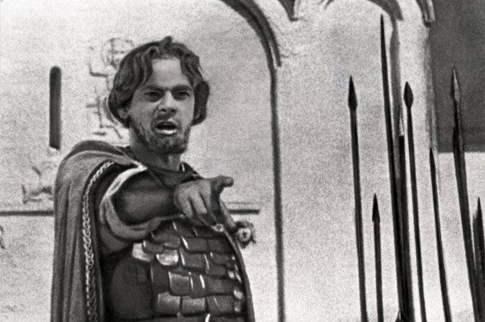 

Николай Черкасов в образе Александра НевскогоИмя Николая Черкасова вошло в золотой фонд советского кинематографа. Безгранично талантливый актер воплощал на экране образы исторических личностей и пользовался симпатией Сталина. Безупречно исполненная роль Александра Невского так впечатлила вождя, что он настоял поместить профиль актера на одноименный орден.
