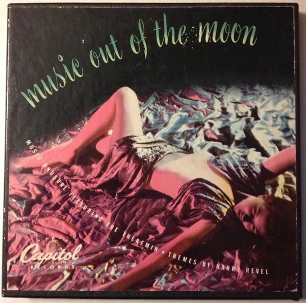 Видимо, серебристая ткань символизировала поверхность Луны