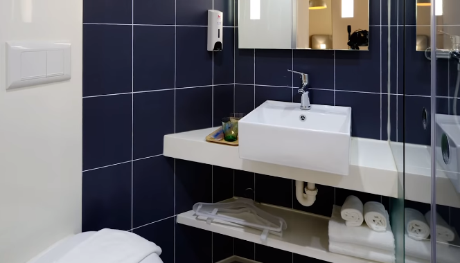 Чем меньше вещей в ванной, тем приятнее на нее смотреть