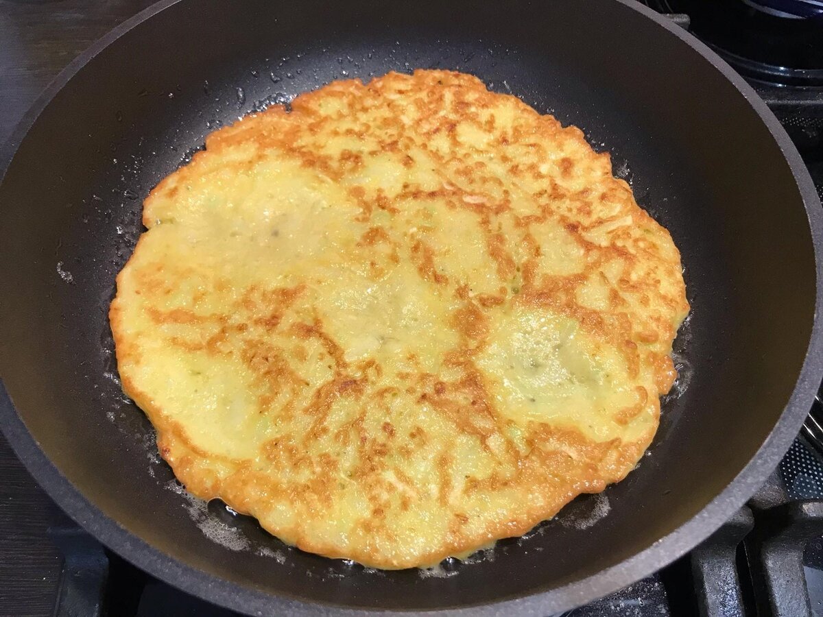 Кабачковый блин с сыром на сковороде