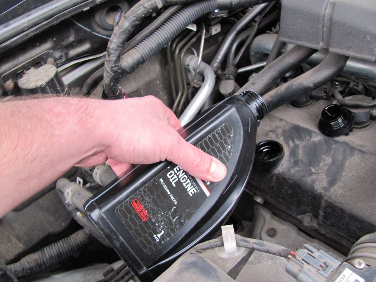 Заливаем в мотор масло