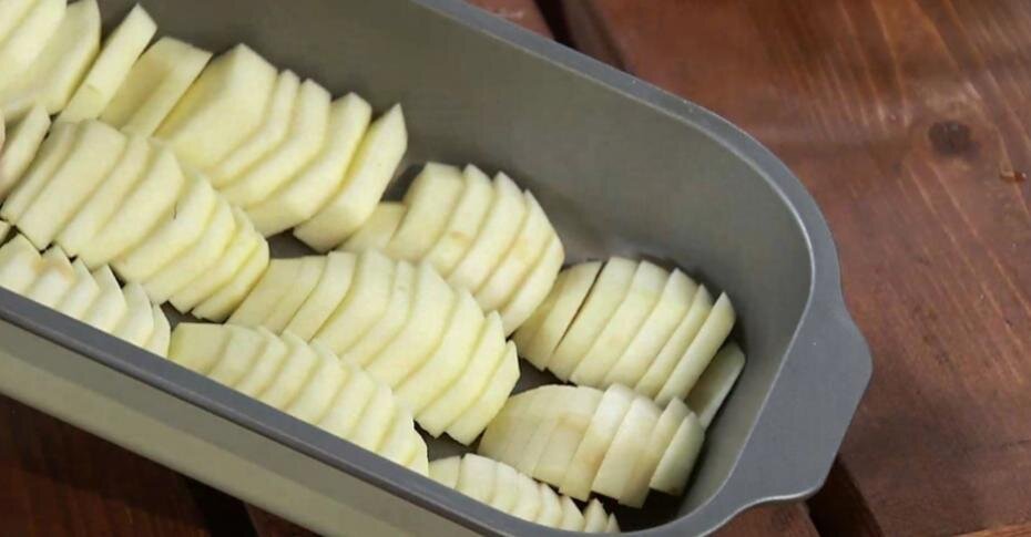 1. Очищаем яблоки, нарезаем дольками, выкладываем на дно формы для запекания и сбрызгиваем лимонным соком.