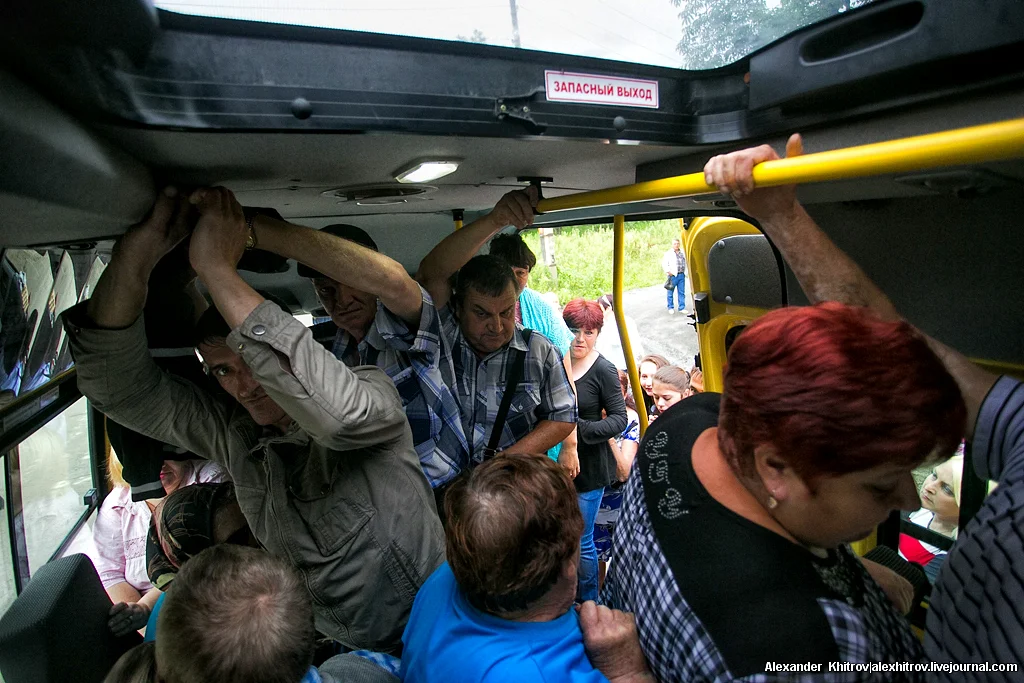 На автобусе потом пешком. Автобус внутри с людьми. Люди в маршрутке. Толпа в автобусе. Полный автобус.