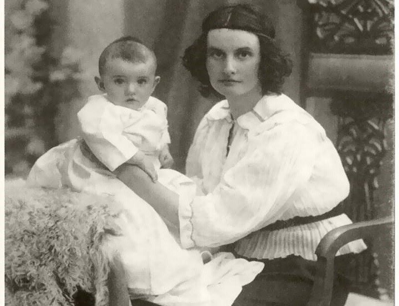Ольга Высотская с сыном Орестом, 1914 год