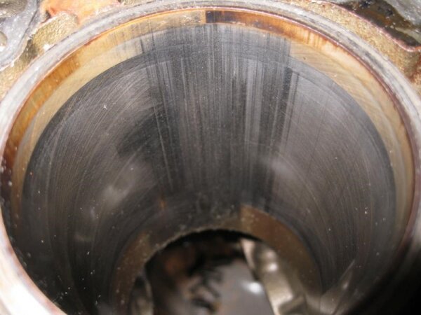 Через вертикальные борозды проходит масло в цилиндр и вылетает с выхлопными газами.