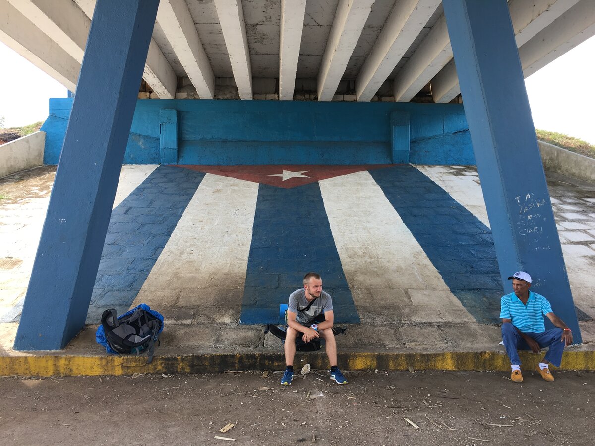 Представляю! Авто-стоп. Фото под мостом на Кубе.