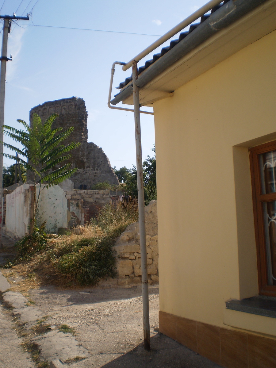 Это уже другая улочка - там тоже находятся развалины древней башни. Кто знает ее историю, напишите в комментариях, пожалуйста.