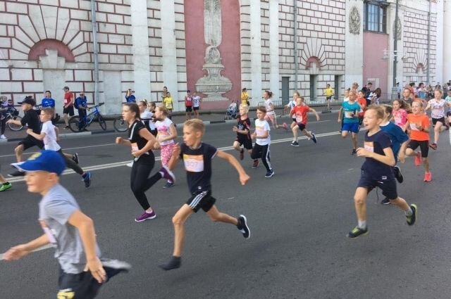 Марк в центре бежит без кроссовка. Фото из интернета