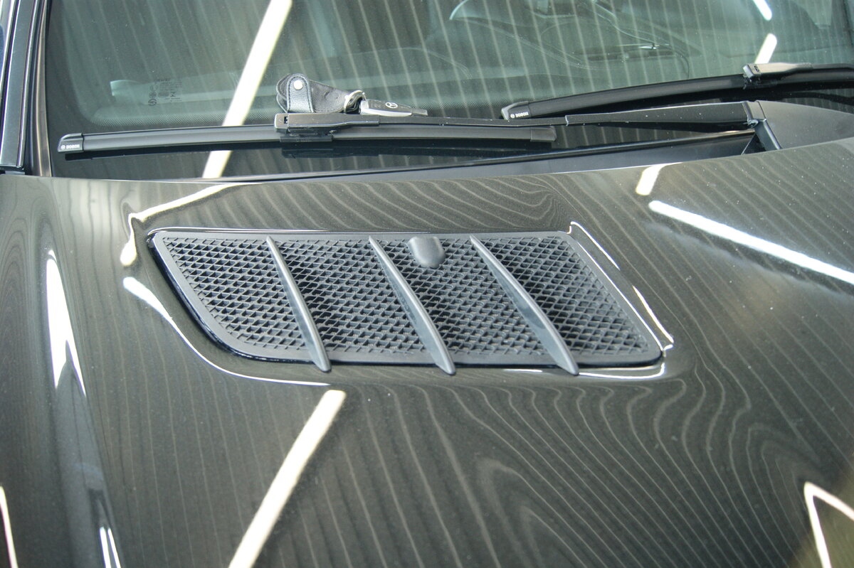 Фото решетки забора воздуха, установленной на капоте автомобиля Mercedes-Benz GL 350 CDI.
