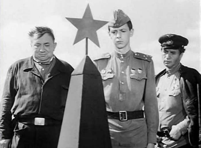 Алексей Смирнов в фильме «В бой идут одни „старики"». Кадр из фильма