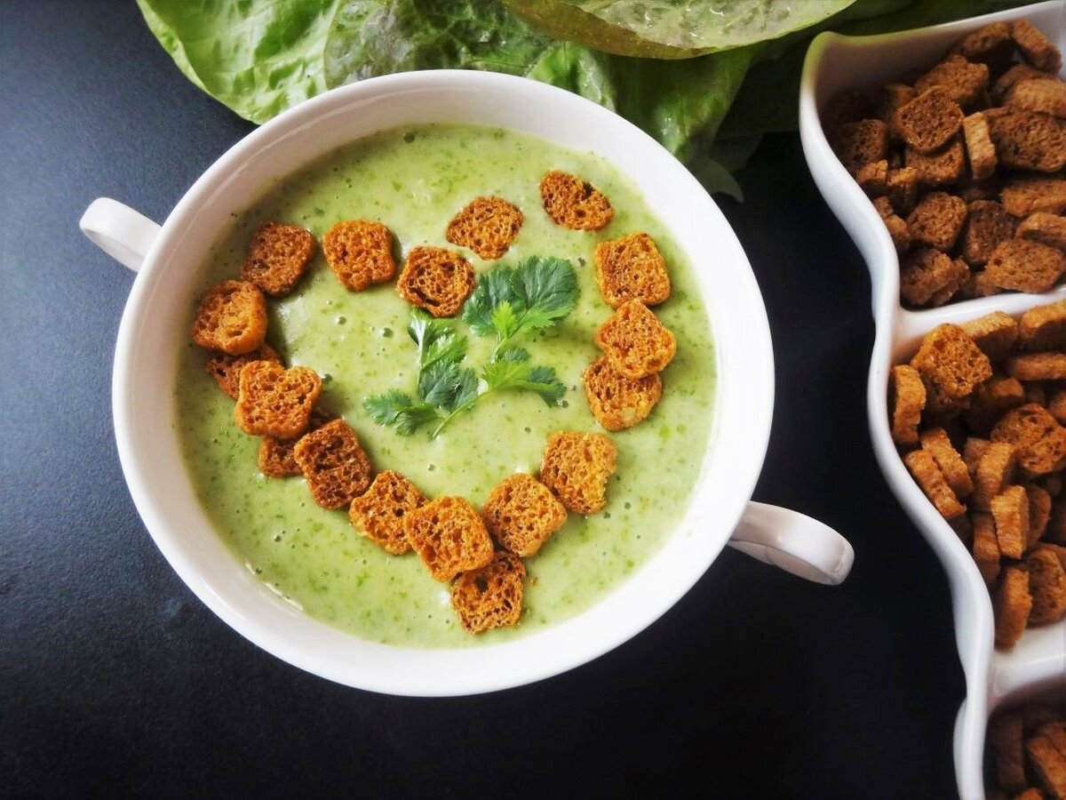 Крем-суп с листовым салатом и сыром