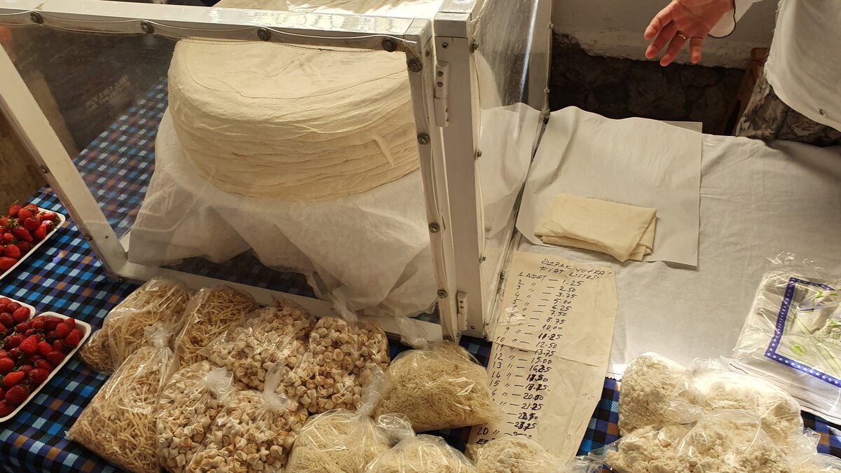 Большие лепёшки это юфка. Полуфабрикат, турчанки из неё много блюд готовят. Больше всего любят бёреки с сыром, можно сделать гёзлеме.