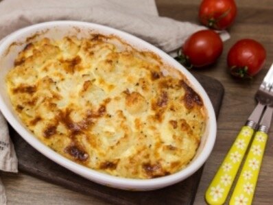 Запеченная в духовке цветная капуста со сметаной станет отличным вариантом для легкого ужина.