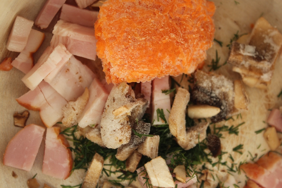 Замороженные овощи и немного копченой грудинки