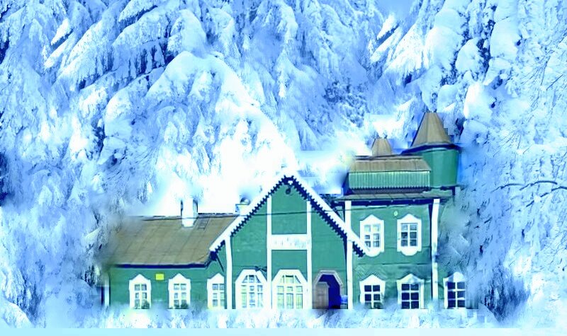 ...маленький деревянный вокзал, похожий на кукольный домик...(Коллаж автора  из 1 фото автора из 1 фото из Интернета)