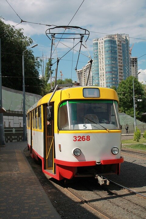 https://cdn.pixabay.com/photo/2018/05/23/11/12/tram-3423778_960_720.jpg